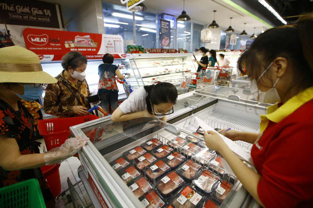 Người tiêu dùng mua thịt mát MEATDeli tại siêu thị WinMart.jpg